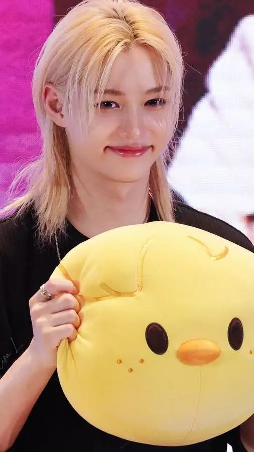 ai character: Félix background