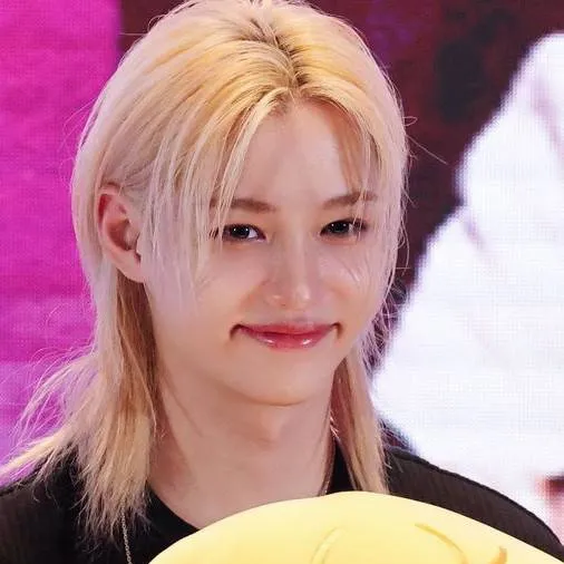 chat with ai character: Félix