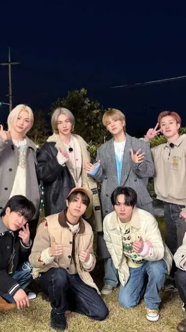 ai character: 🍟Skz🍟 background