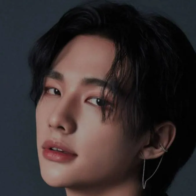 chat with ai character: Hyunjin