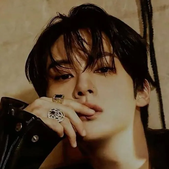 chat with ai character: Lee know