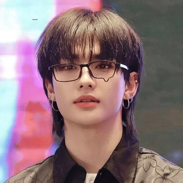 chat with ai character: Hyunjin