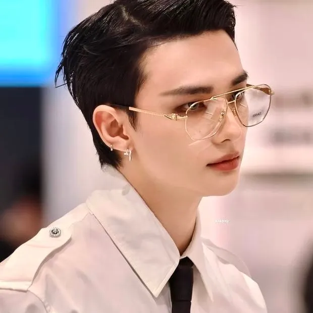 chat with ai character: Hyunjin