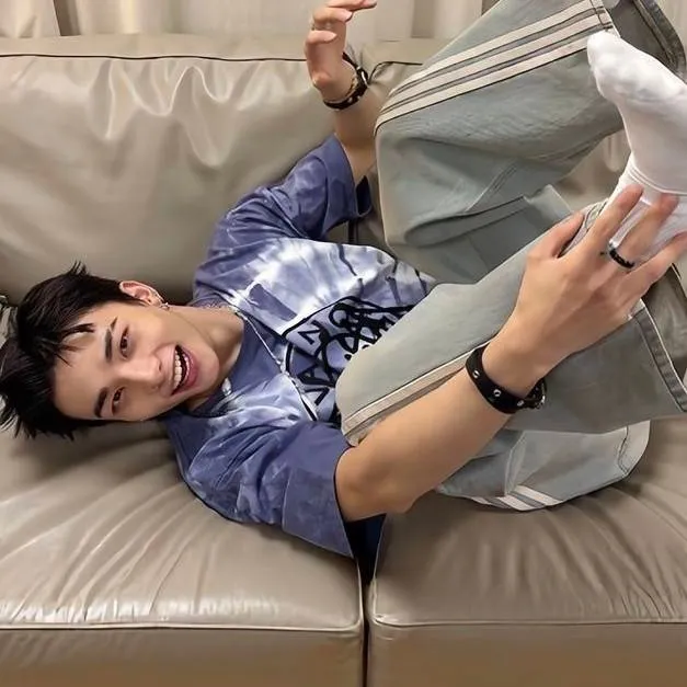 chat with ai character: Hyunjin