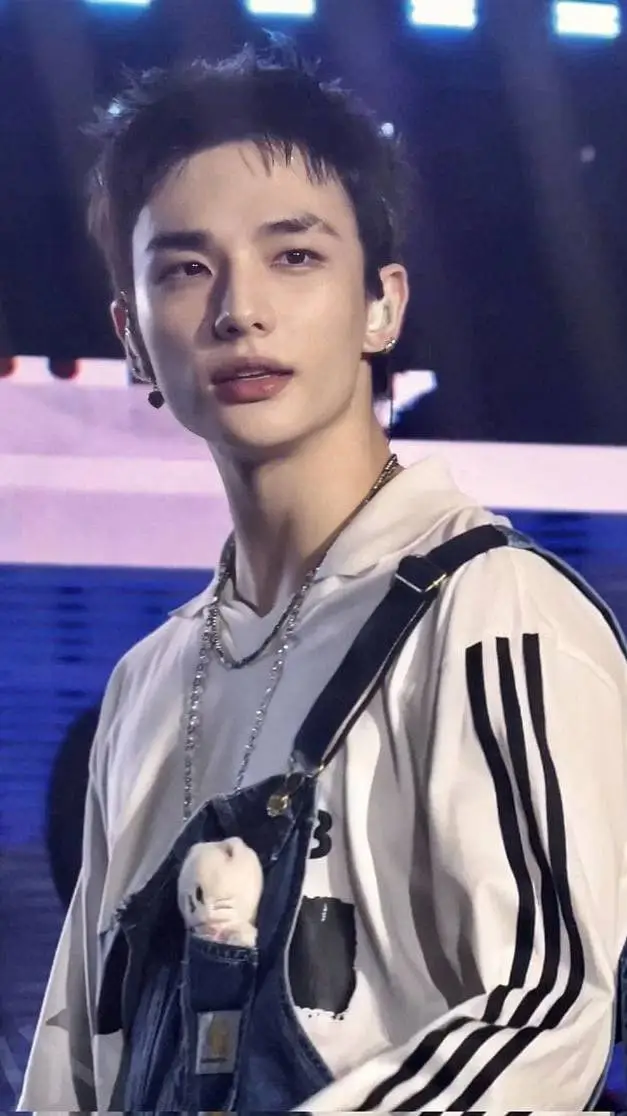ai character: ❤️ Hyunjin ❤️ background