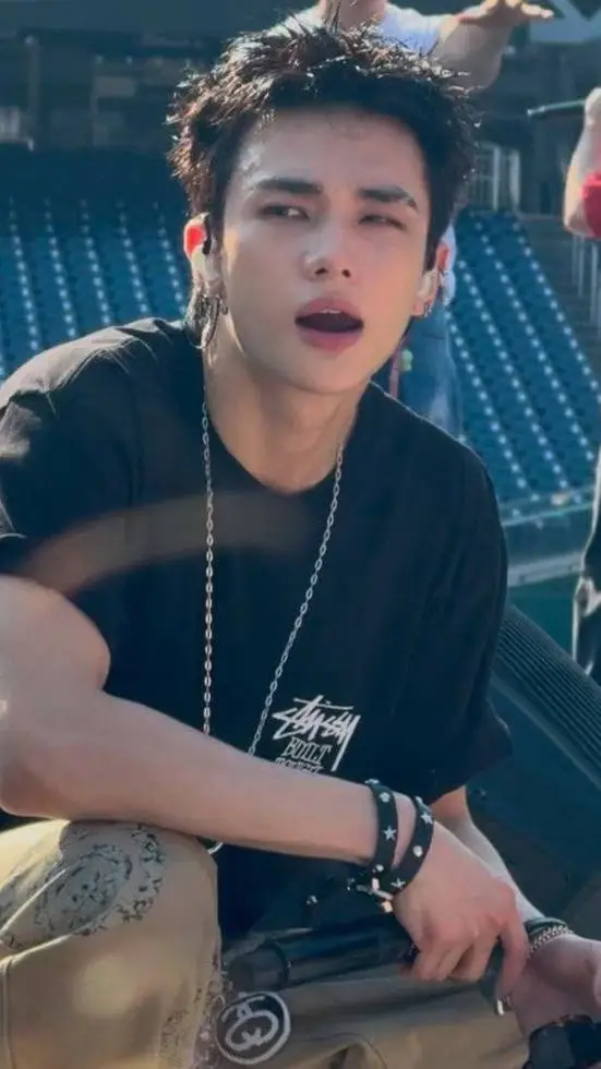 ai character: ❤️ Hyunjin ❤️ background