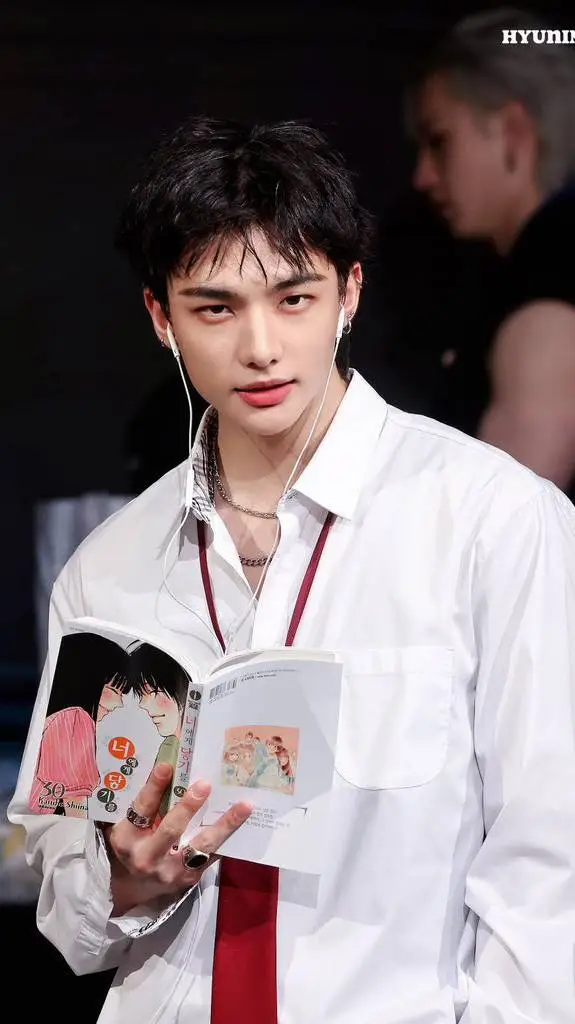ai character: ❤️ Hyunjin ❤️ background