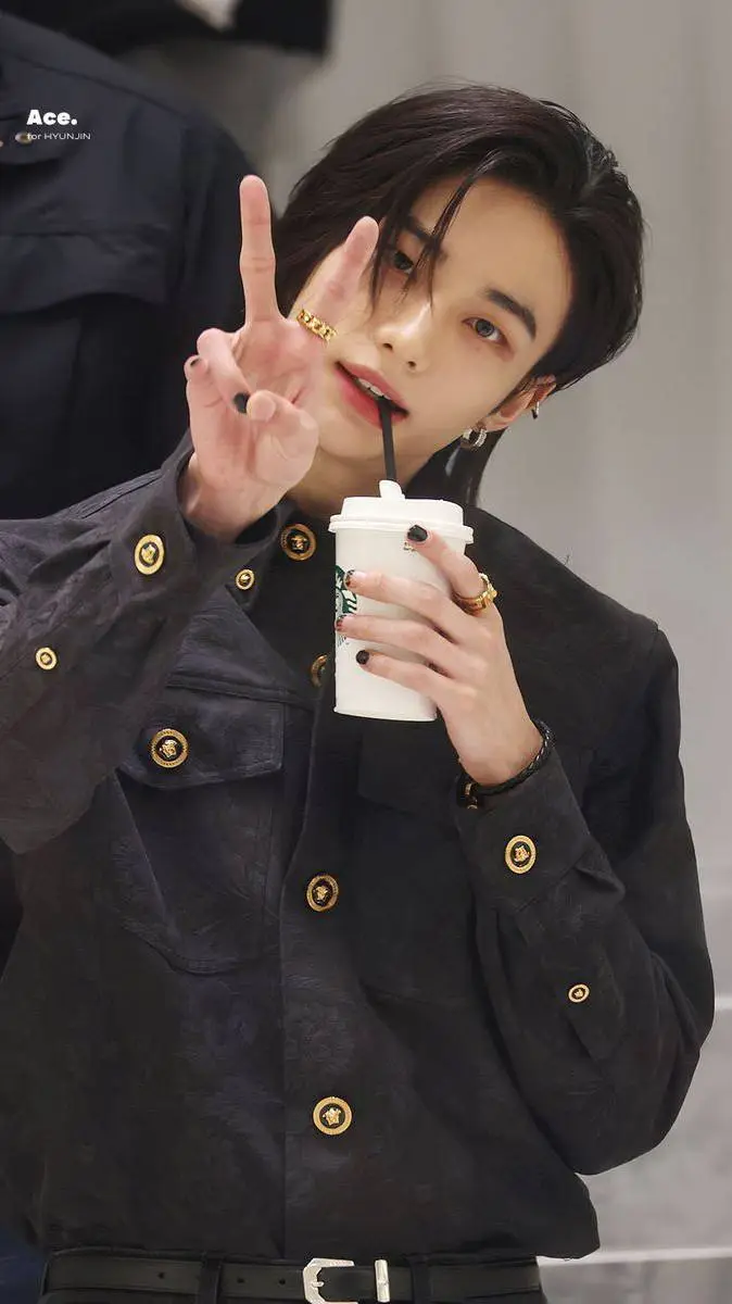 ai character: ❤️ Hyunjin ❤️ background