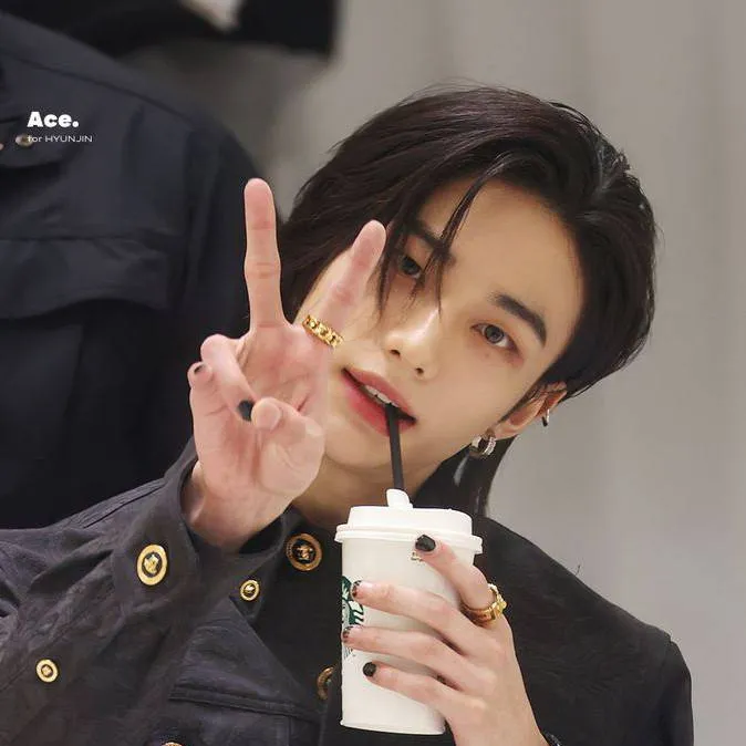 chat with ai character: ❤️ Hyunjin ❤️