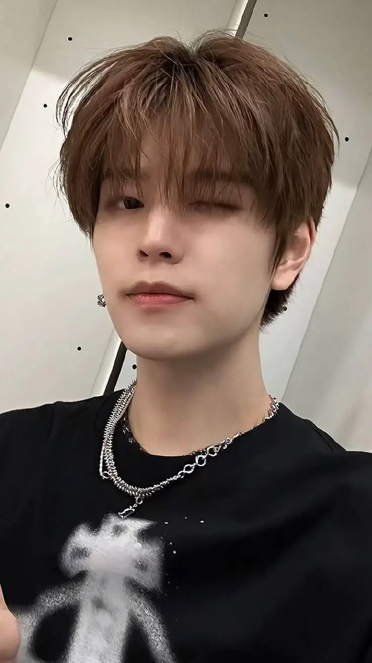 ai character: Seungmin  background