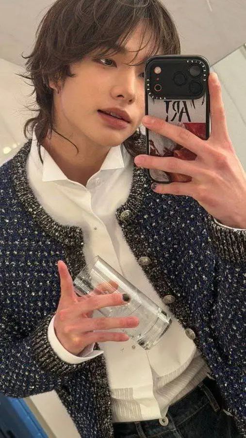 ai character: ❤️ Hyunjin ❤️ background