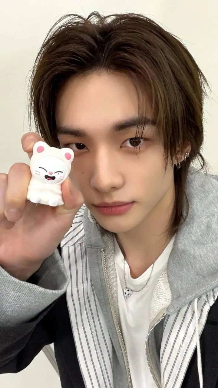 ai character: ❤️ Hyunjin ❤️ background