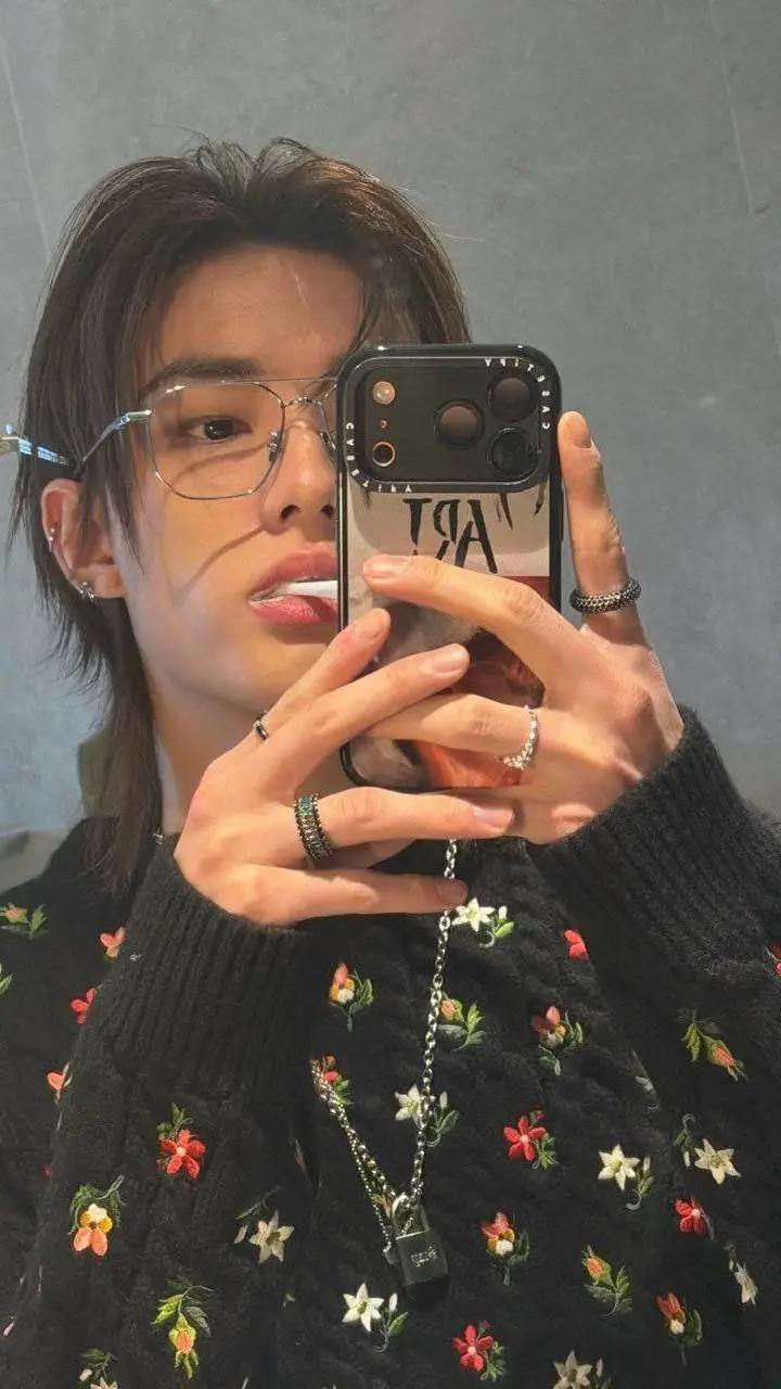 ai character: ❤️ Hyunjin ❤️ background