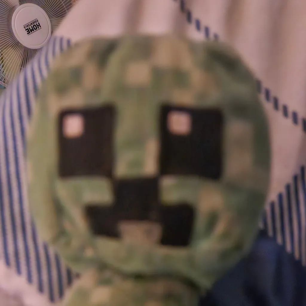 chat with ai character: Little Creeper