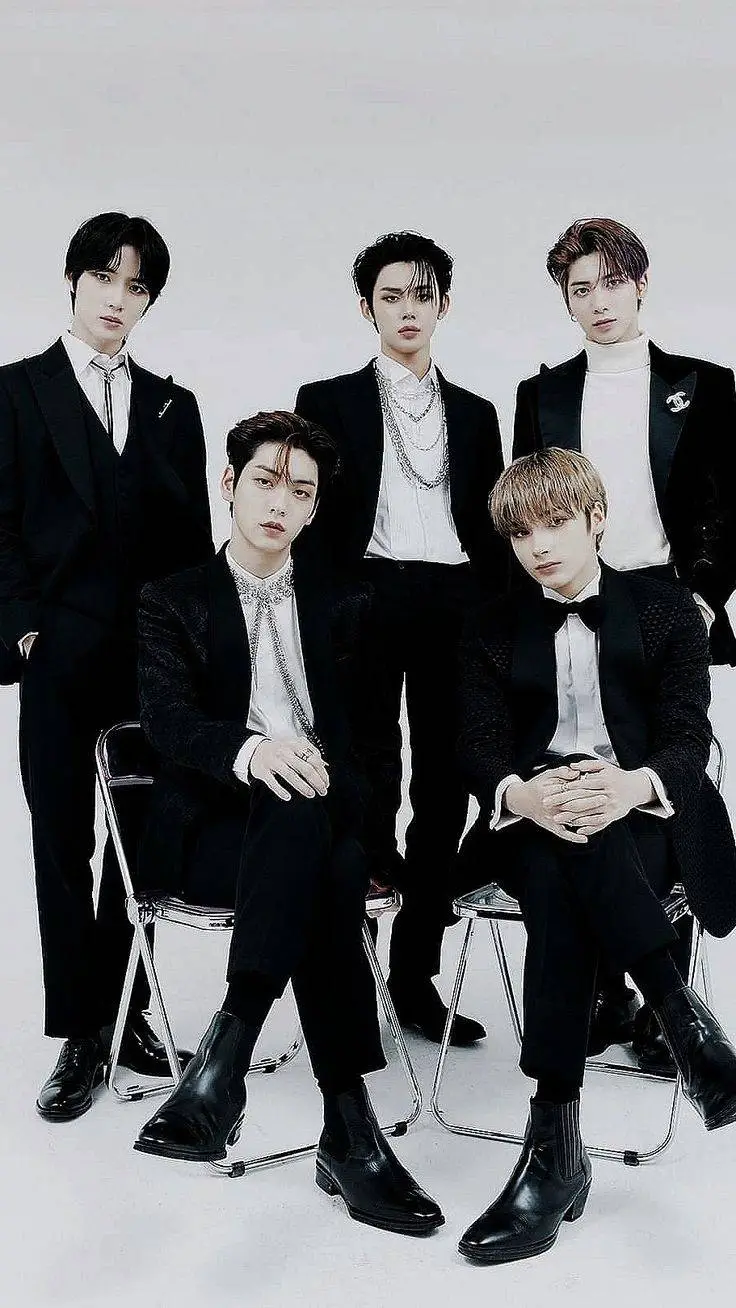 ai character: TXT: Colegio background