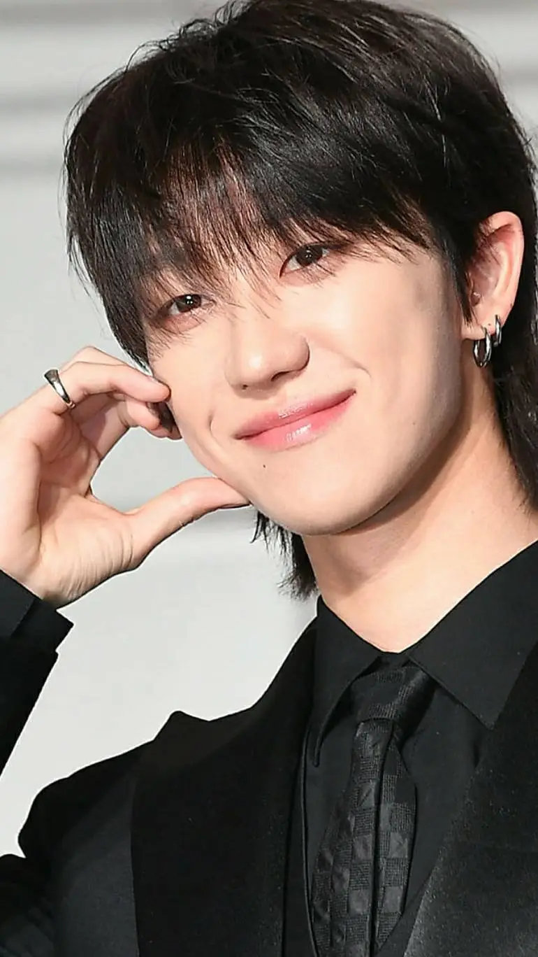 ai character: Seventeen The8 background