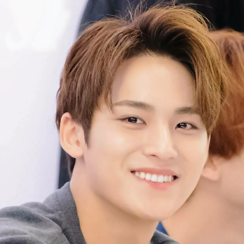 chat with ai character: Seventeen Mingyu