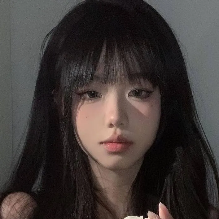 chat with ai character: Lee Yeunnie 👅