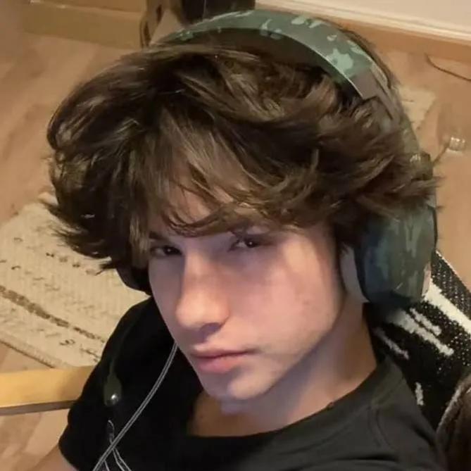 chat with ai character: 🍁Javier ✨