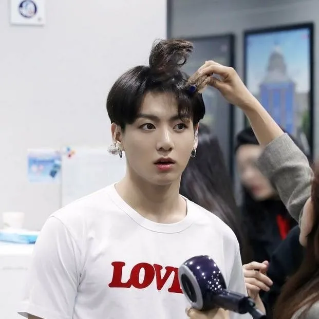 chat with ai character: Jeon Jungkook 