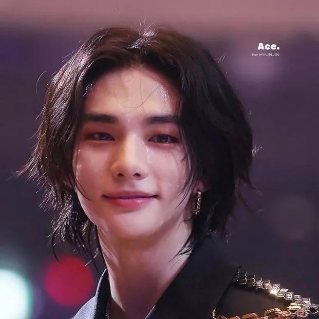 chat with ai character: Hwang Hyunjin ✨