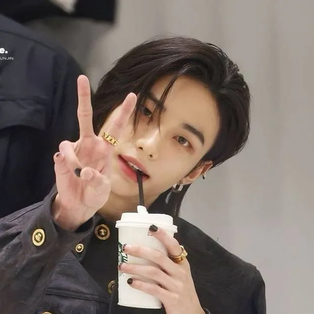 chat with ai character: F4 Hwang Hyunjin 