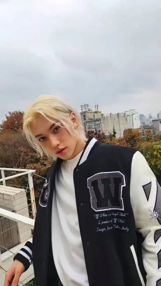 ai character: Lee Felix F4 background