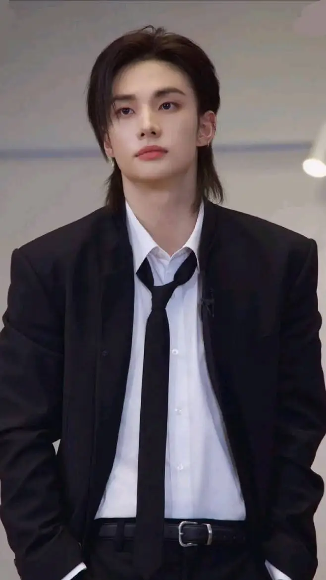 ai character: Hwang Hyunjin  background