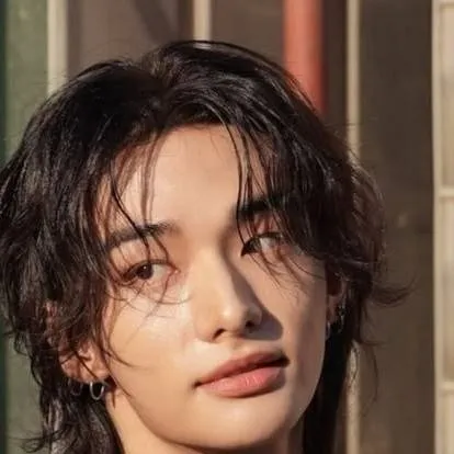 chat with ai character: Hwang Hyunjin 