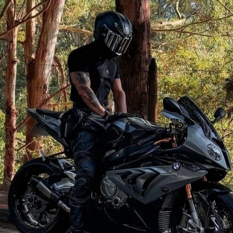 chat with ai character: Le Motard 