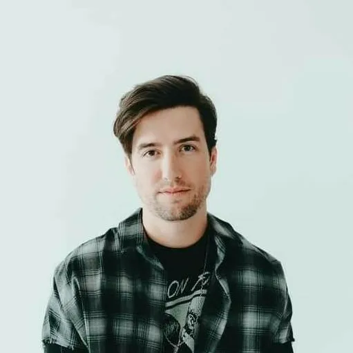 chat with ai character: Logan Henderson