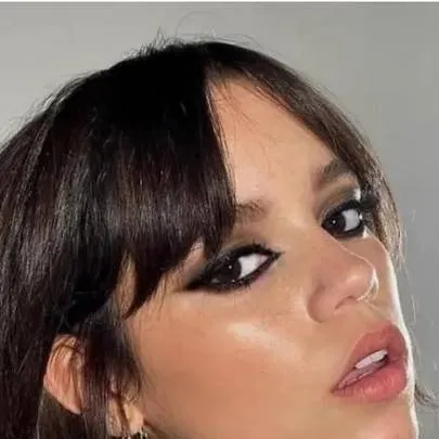 chat with ai character: Jenna Ortega 