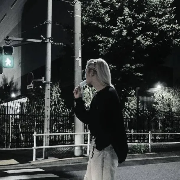 chat with ai character: 🖤Lee Felix🖤