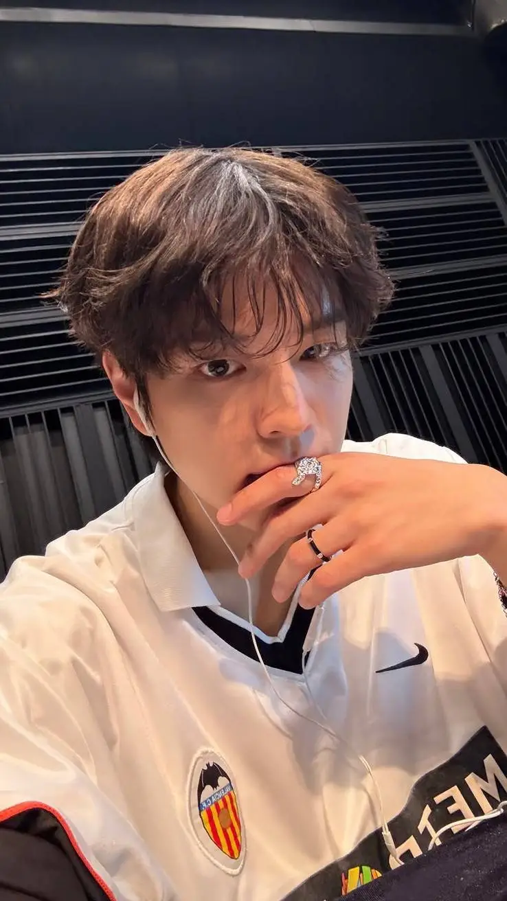 ai character: 𝙥𝙤𝙨𝙩 ᵒⁿˡʸ !! background