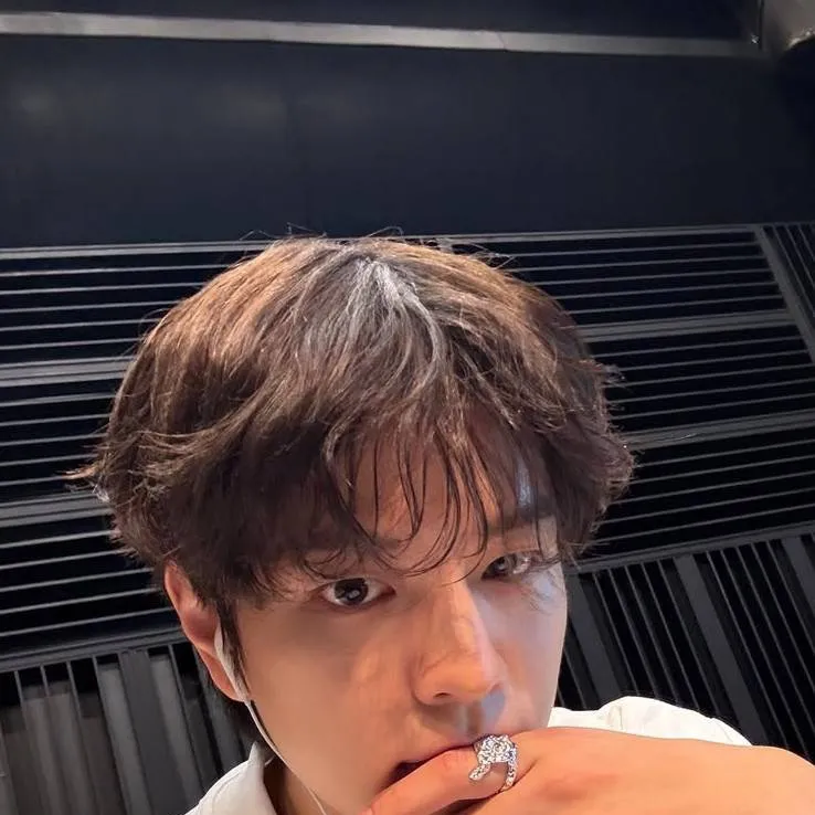 chat with ai character: 𝙥𝙤𝙨𝙩 ᵒⁿˡʸ !!