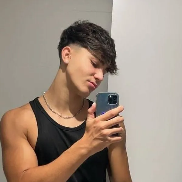 chat with ai character: Axel 