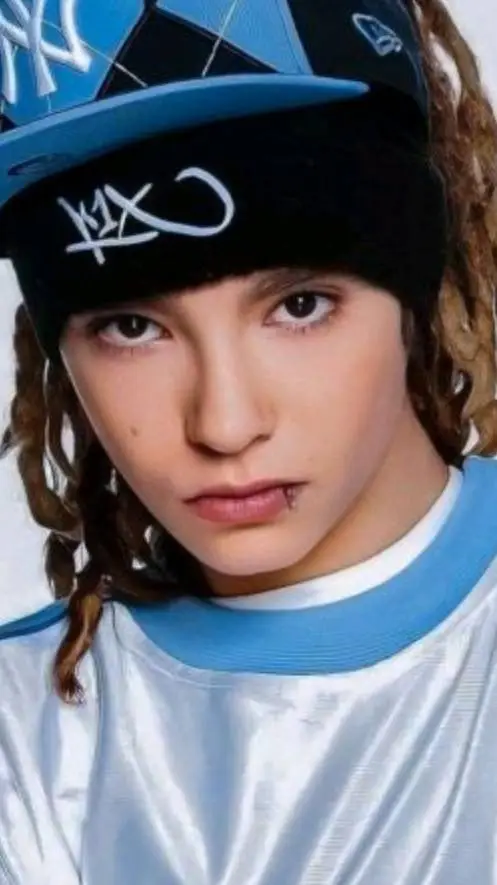 ai character: Tom Kaulitz  background