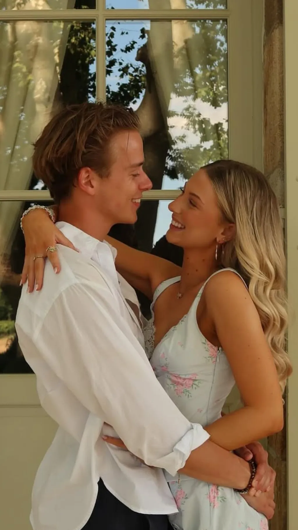 ai character: Manou background