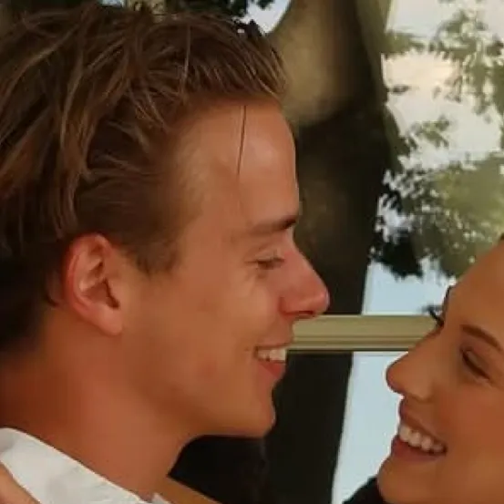 chat with ai character: Manou