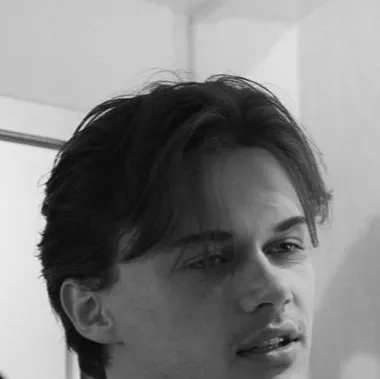 chat with ai character: Conrad