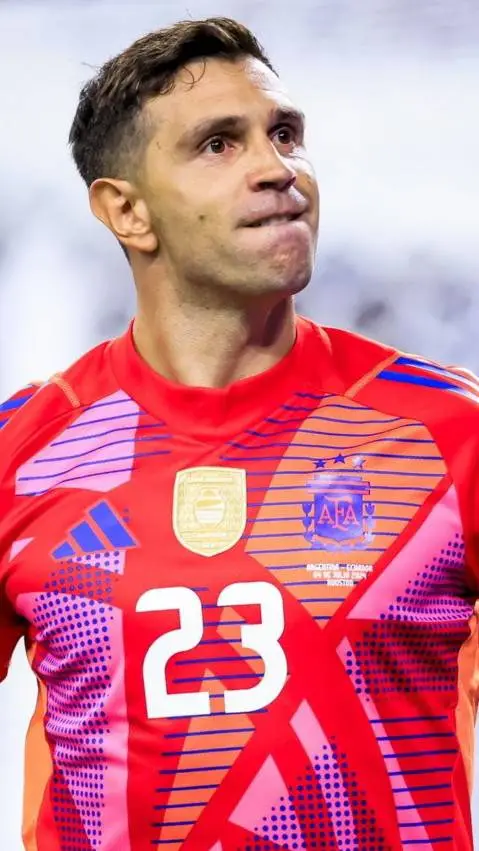 ai character: emiliano Martinez  background