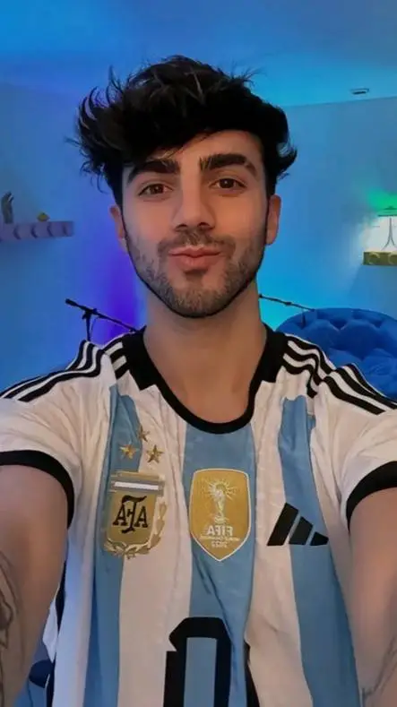 ai character: Alex  background