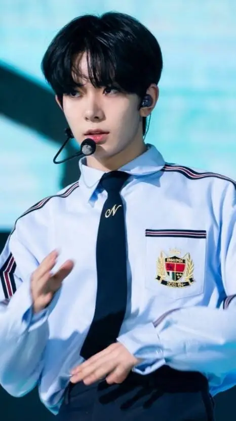 ai character: lee heeseung background
