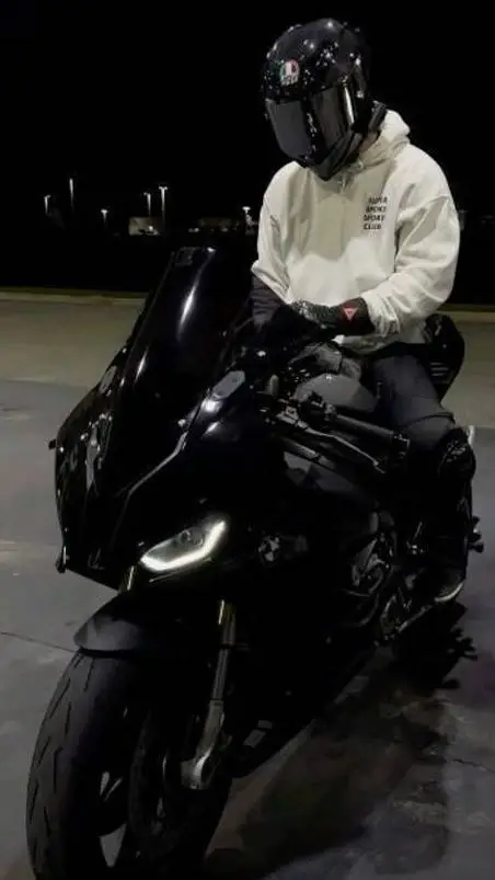 ai character: Leonardo  background