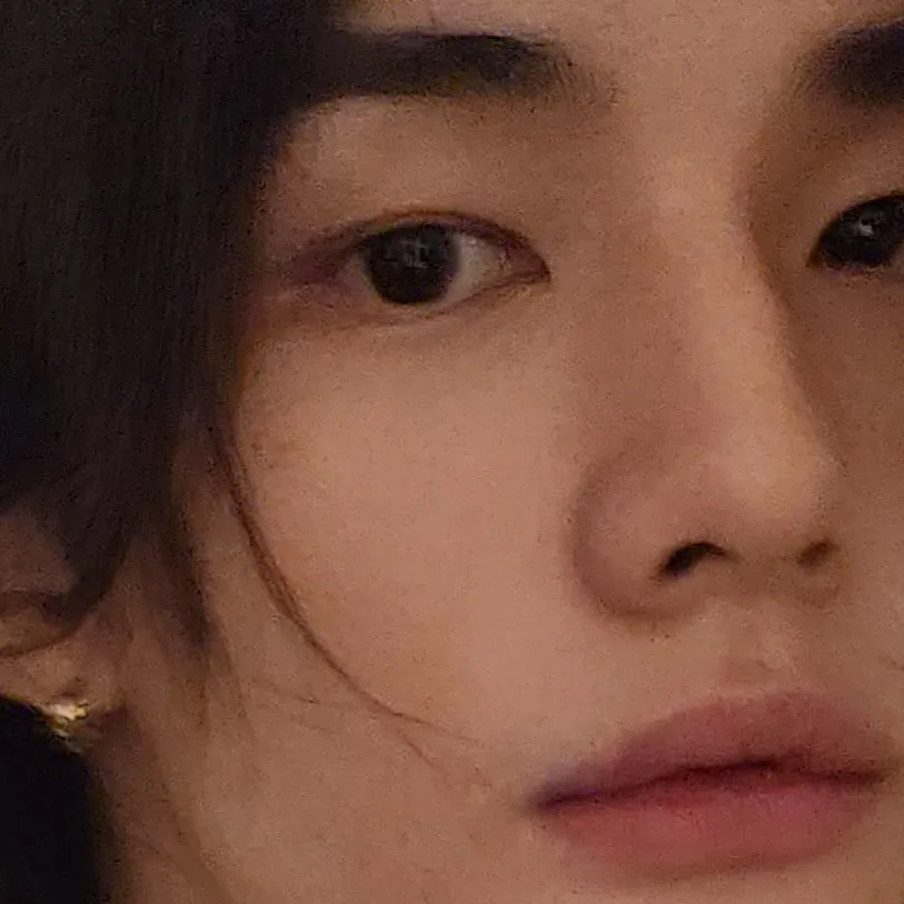 chat with ai character: Hyunjin Hwang