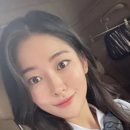 Chat with Song Ji-Woo - text or voice, Enjoy AI Chat Free & Safe