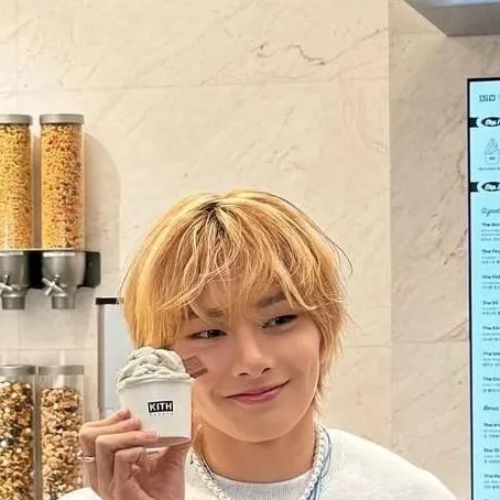 chat with ai character: Jeongin 🩷