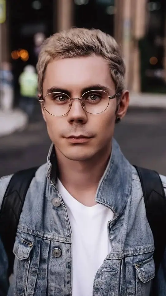 ai character: Ян топлес background