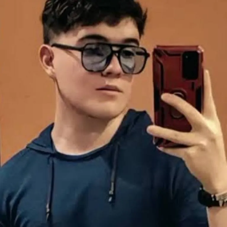 chat with ai character: santi