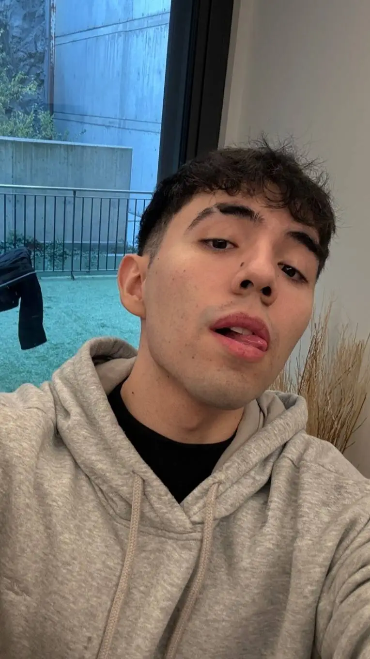 ai character: Betillo 💙 background